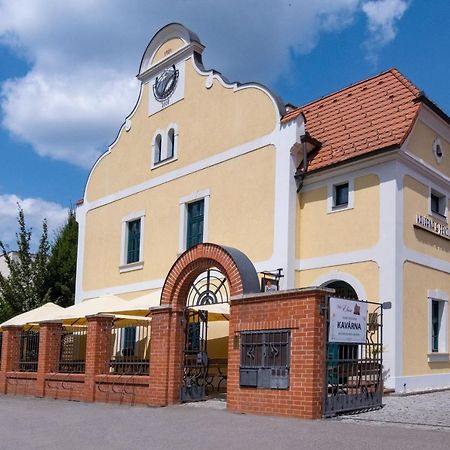 Penzion Elux Břeclav Exterior foto